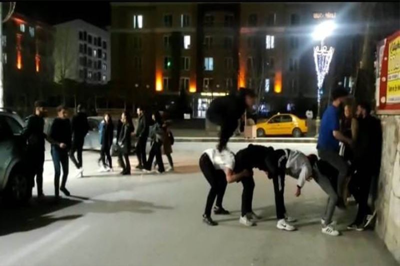 Vanlı gençler iftar sonrası uzun eşek oyunu oynadı