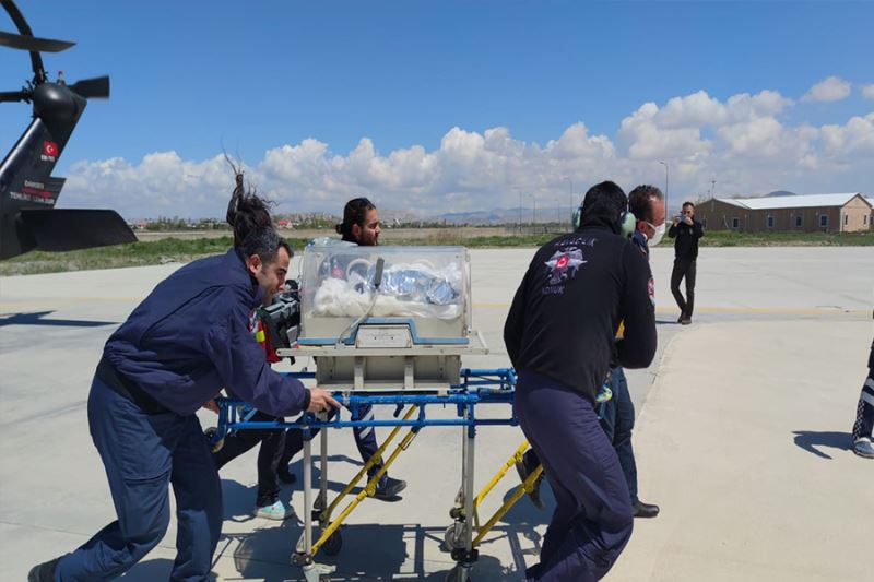 Bel kısmı doğuştan açık olan bebek helikopterle hastaneye ulaştırıldı