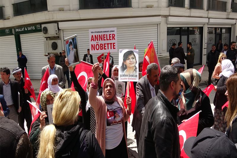 Evlat nöbetindeki anne “HDP milletvekilleri sizi kandırıyorlar”