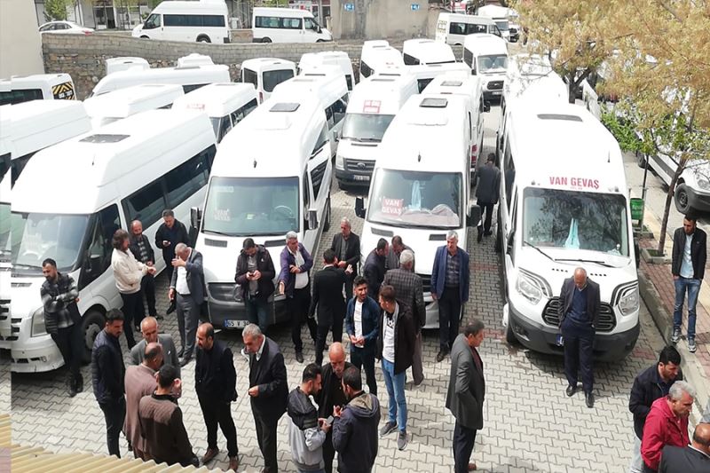 Gevaş’ta minibüsçüler kontak kapattı