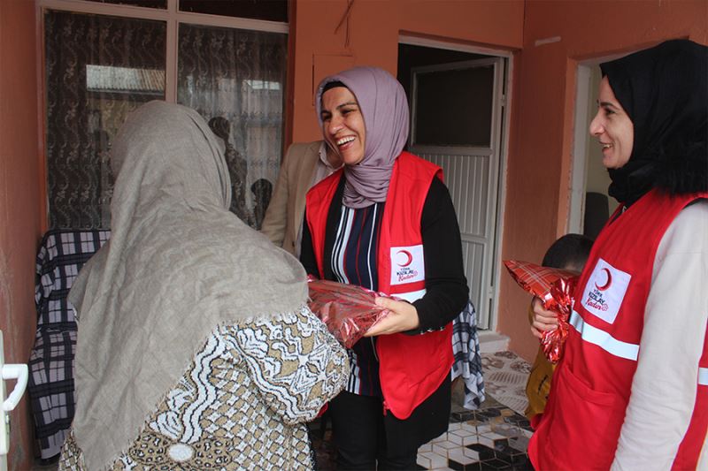 Kızılay gönüllülerinden Anneler Günü sürprizi