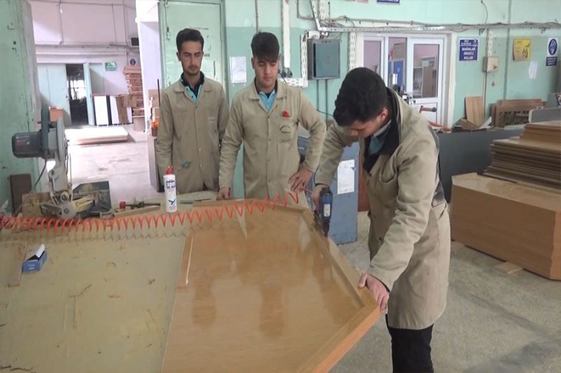 Muş’taki okullar için mobilya üretimi