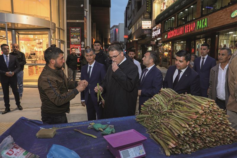 Vali Balcı esnafı ziyaret edip uçkunun tadına baktı