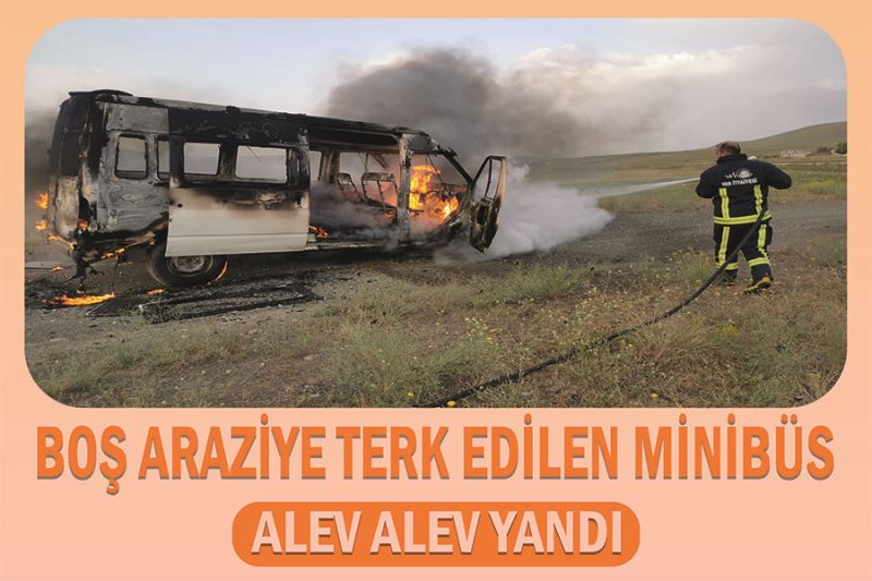 Boş araziye terk edilen minibüs alev alev yandı